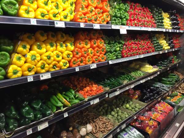 Legumes frescos organizados numa banca de mercado